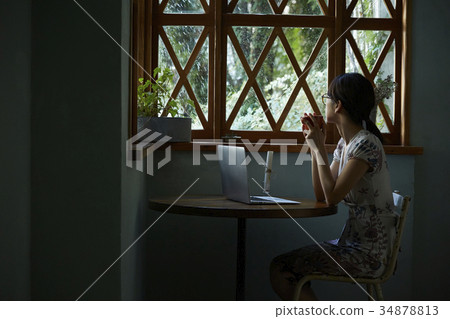 花時間在咖啡館的雨天婦女 34878813