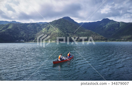 Couple rowing canoe 34879007