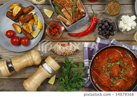 Meatballs With parsley and cherry tomatoes  34879388