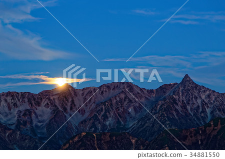 The moon sinking on the Mt. Kasugatake Line seen from Mt. 34881550