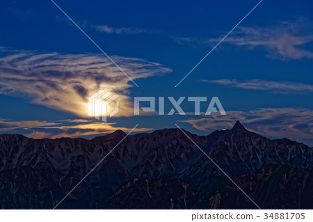 The moon sinking on the Mt. Kasugatake Line seen from Mt. 34881705