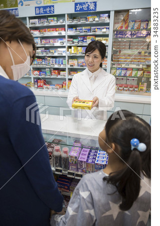 父母和孩子在藥房買冷藥 34883235