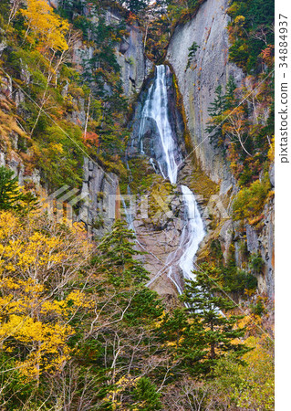 層雲峽峽谷銀河瀑布和彩色的葉子 層雲峽峽谷銀河瀑布和彩色的葉子 34884937