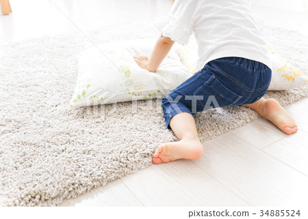 Child playing in the room 34885524
