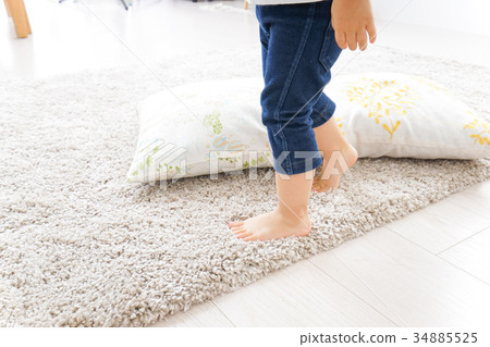 Child playing in the room 34885525