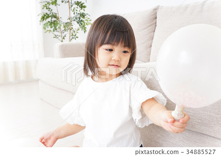 孩子在房間裡玩 34885527