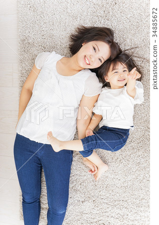 孩子在房間裡睡覺 孩子在房間裡睡覺 34885672