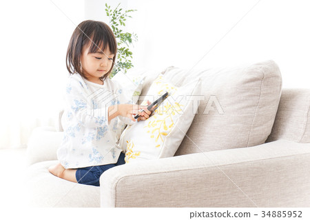 Child with smartphone 34885952