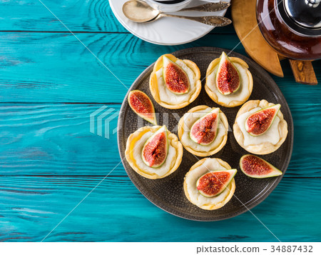 Tartlets with ricotta and figs 34887432