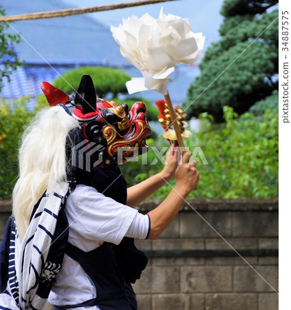 Lion dance (inside the temple of the shrine) Lion dance (inside the temple of the shrine) 34887575