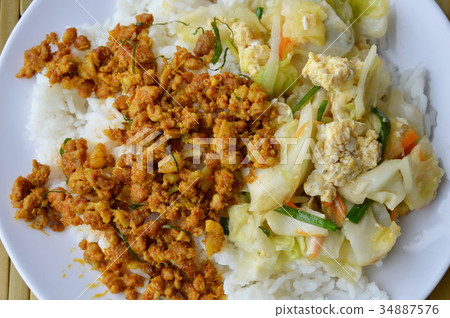 spicy minced pork yellow curry paste  34887576