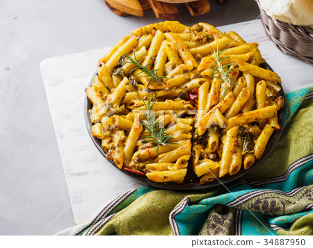 Fried macaroni pizza with bell peppers 34887950