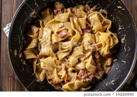 Pappardelle pasta with prosciutto and cheese sauce 34889990