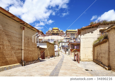 Street in Songzanlin Monastery, Yunnan, China. 34890216