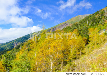 秋天的天空和山。 34891472