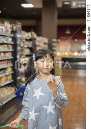 孩子們在超市購物 34894141