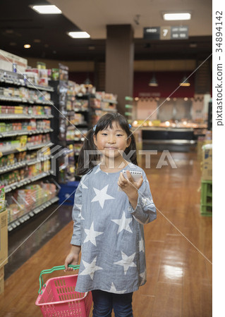 孩子們在超市購物 34894142