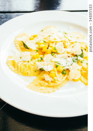 Ravioli pasta with pumpkin and cheese 34895583