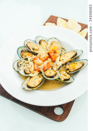 Steamed mussel with white wine sauce Steamed mussel with white wine sauce 34898065