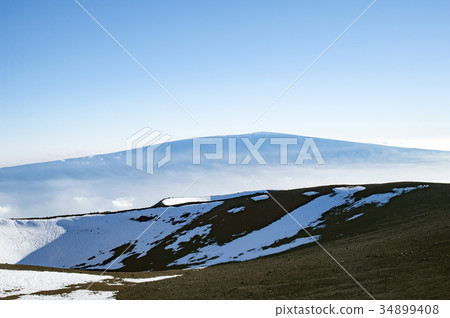 View of the summit of Mauna Kea mountain 34899408