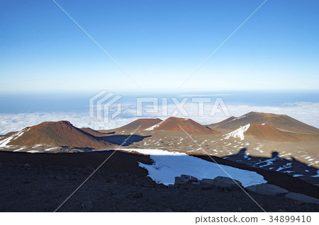View of the summit of Mauna Kea mountain 34899410