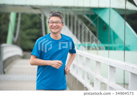 中年男子跑步慢跑 中年男子跑步慢跑 34904573