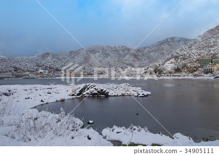 Snow in winter at lake Kawaguchiko Japan 34905111