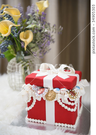 Decoration of red jewelry box cake 34905303