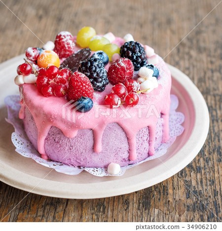 Sweet cheese cake with fresh berries and yoghurt 34906210