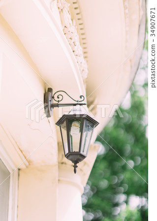 The side view of the black vintage wall lamp on The side view of the black vintage wall lamp on 34907671