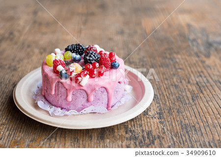 Sweet cheese cake with fresh berries and yoghurt 34909610