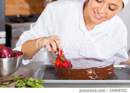 Pastry chef in the kitchen Pastry chef in the kitchen 34909701