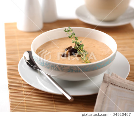 Mushroom cream soup 34910467