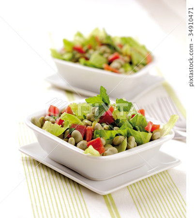 Broad bean salad 34910471
