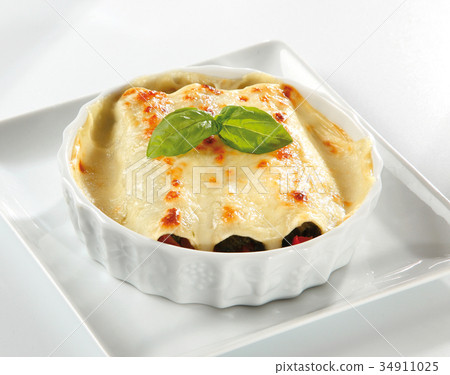 Meat cannelloni with a bechamel sauce gratin 34911025