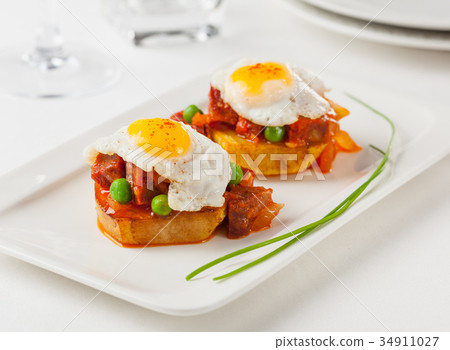 Fried eggs and chorizo 34911027