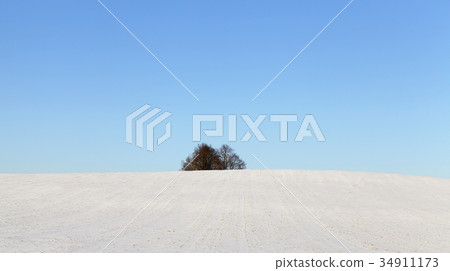 Snow drifts in winter 34911173