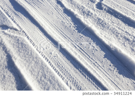 Snow on the road, winter Snow on the road, winter 34911224