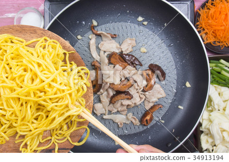 Chef putting Yakisoba noodle in pan 34913194