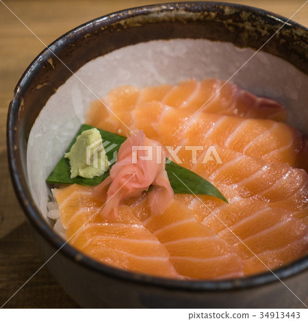 Salmon Donburi Fresh salmon on vinegared rice Salmon Donburi Fresh salmon on vinegared rice 34913443