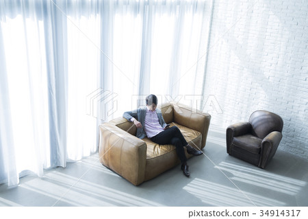 Male in his 30's 34914317