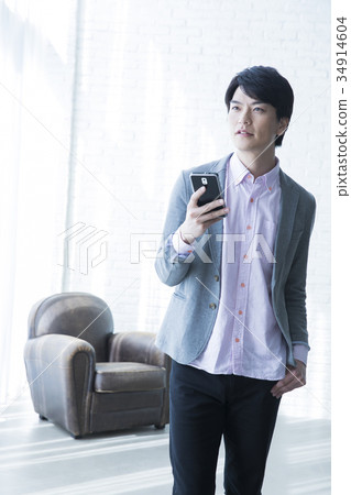 30多歲的男性智能手機 34914604