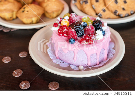 Sweet cheese cake with fresh berries and yoghurt 34915511