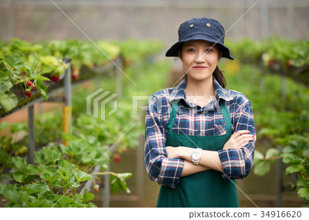 Portrait of Pretty Asian Gardener Portrait of Pretty Asian Gardener 34916620