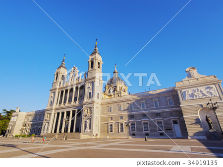 Almudena Cathedral in Madrid 34919135