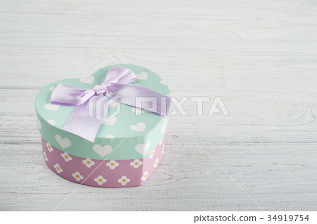 Pastel green gift box and pink bow Pastel green gift box and pink bow 34919754