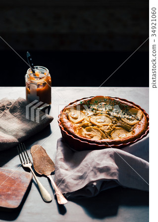 Apple pie with caramel chestnut cream Apple pie with caramel chestnut cream 34921060