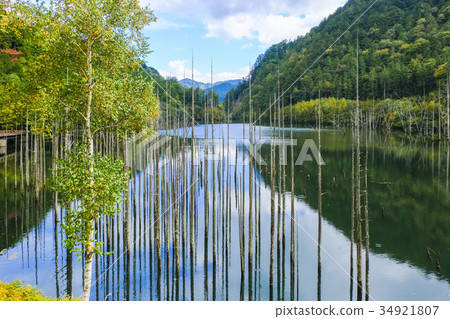 藍天和自然湖 34921807