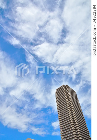 Building that shines in the blue sky 34922294