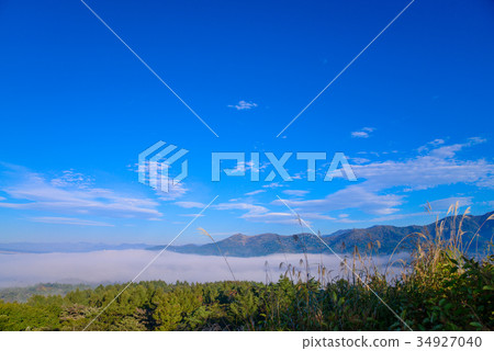 Image of Lake Yamanaka covered with clouds sea Image of Lake Yamanaka covered with clouds sea 34927040